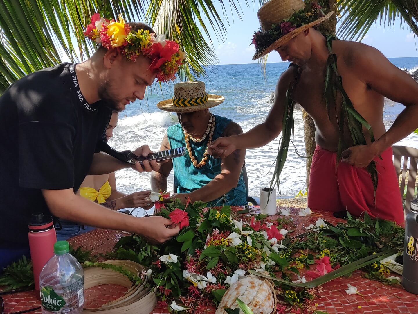 MOOREA – Atelier di intreccio di collane di fiori a domicilio