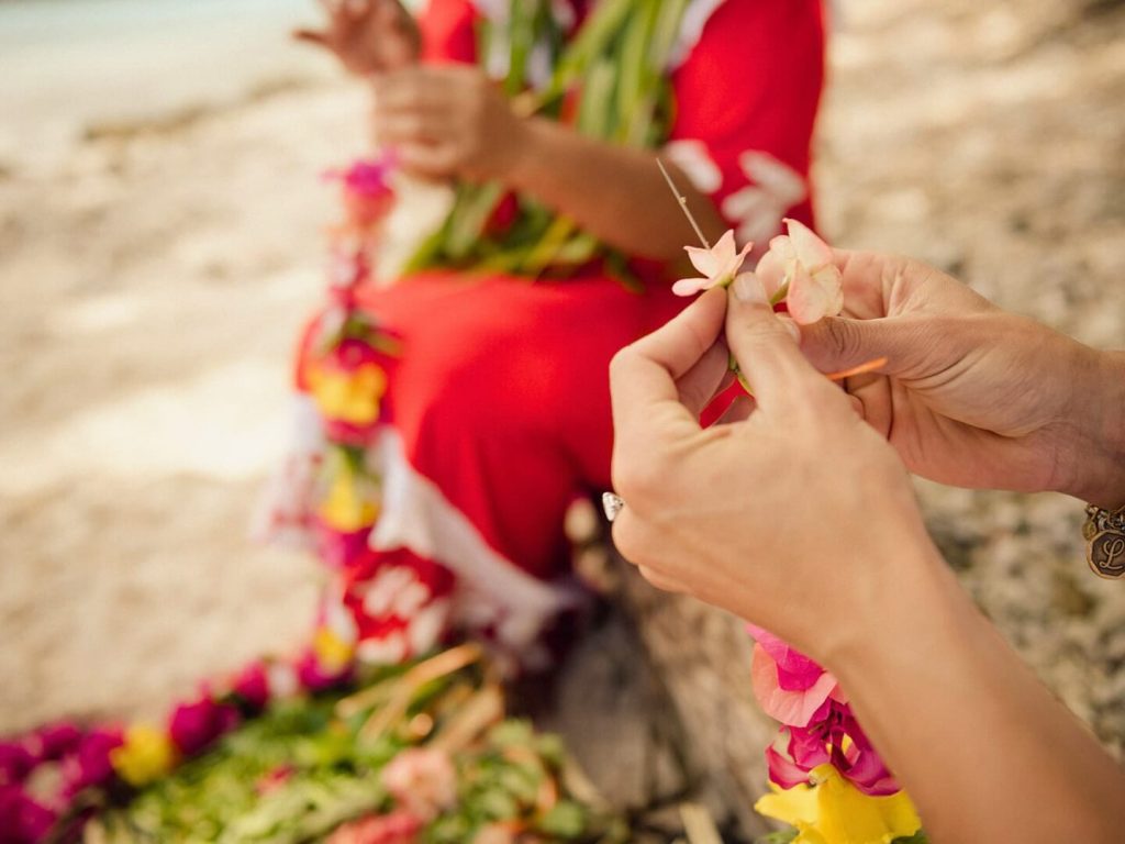 MOOREA – Flower Necklace Weaving Workshop at Home