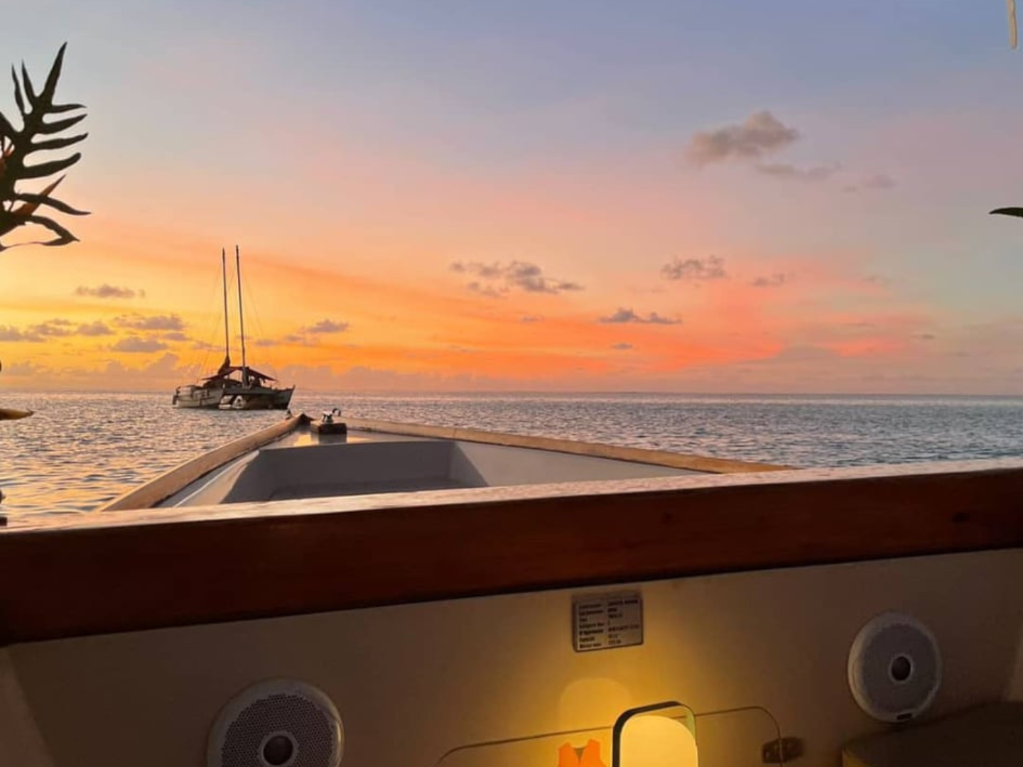 BORA BORA – Croisière au coucher du soleil dans le lagon en pirogue traditionnelle & dîner cocktail – 2h