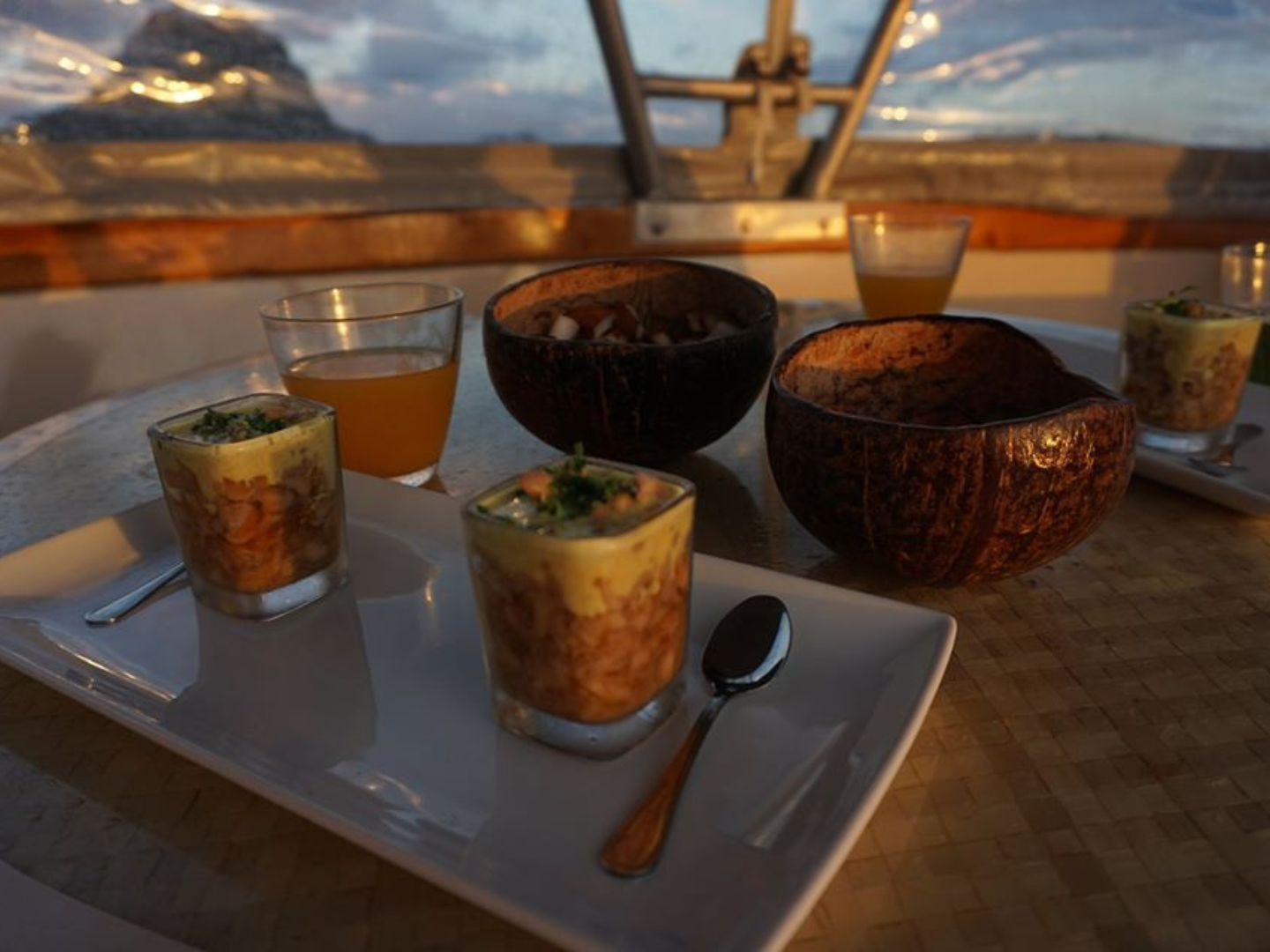 BORA BORA – Croisière au coucher du soleil dans le lagon en pirogue traditionnelle & dîner cocktail – 2h