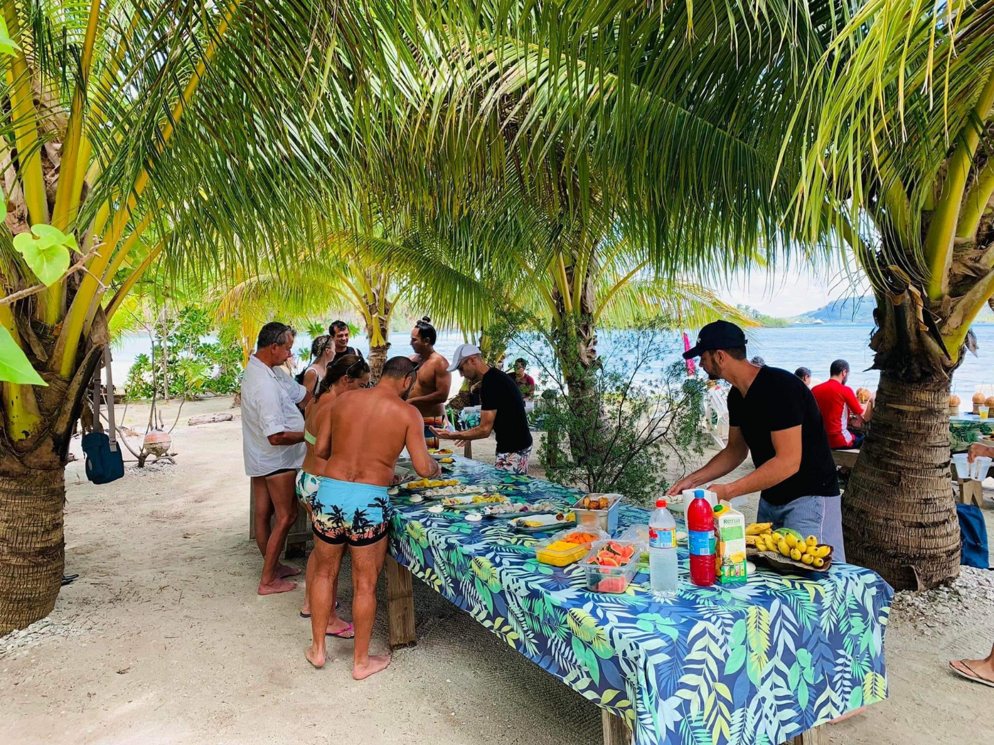 HUAHINE – Traditionelle Piroge & Mittagessen auf einem Motu – 7 Stunden