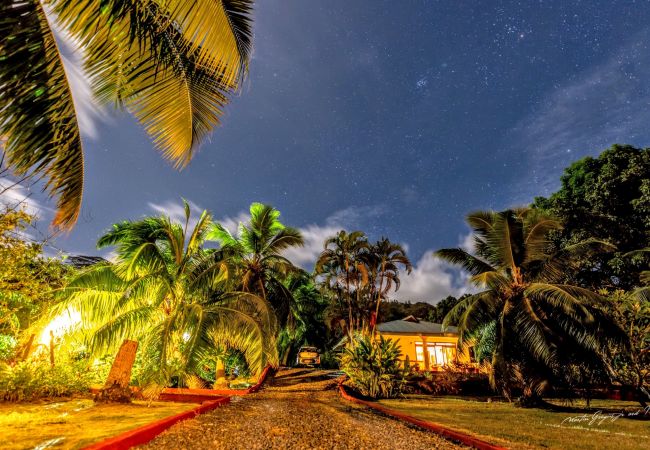 HUAHINE – Maroe House 1 + Car