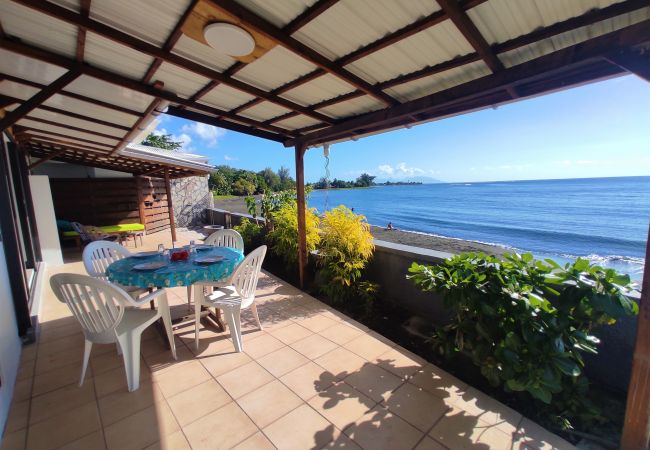 TAHITI – Taharaa Beach Bungalow