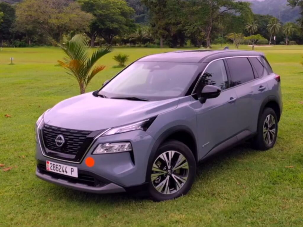 TAHITI – Rental car – Nissan X-Trail Hybrid 7-Seater